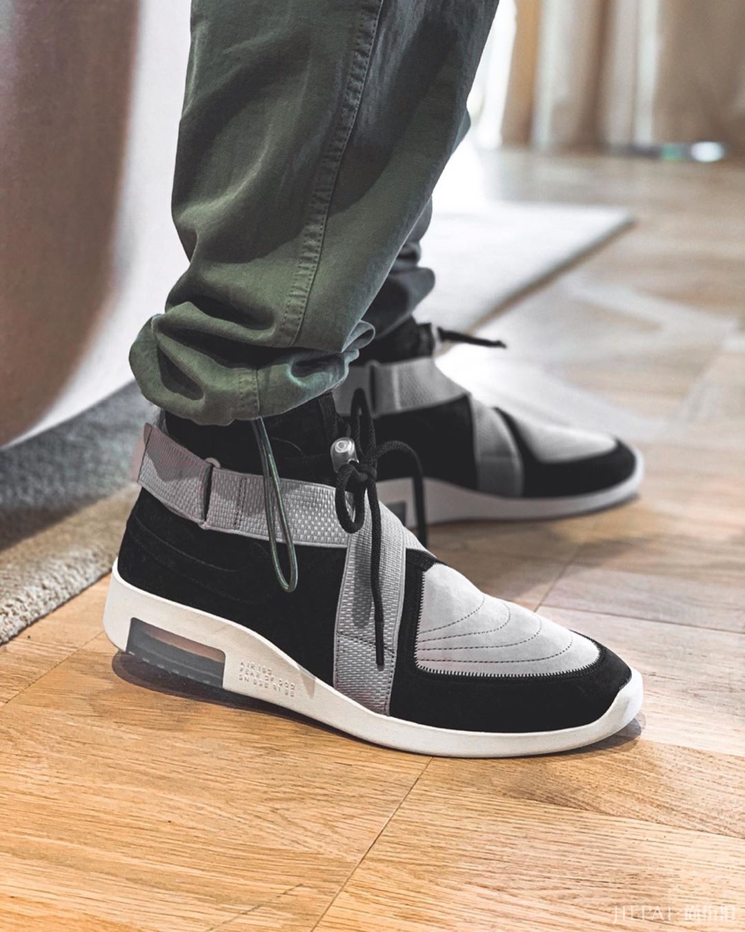 再创新高还是破发! NIKE Air Fear of God Raid 全新配色登场!