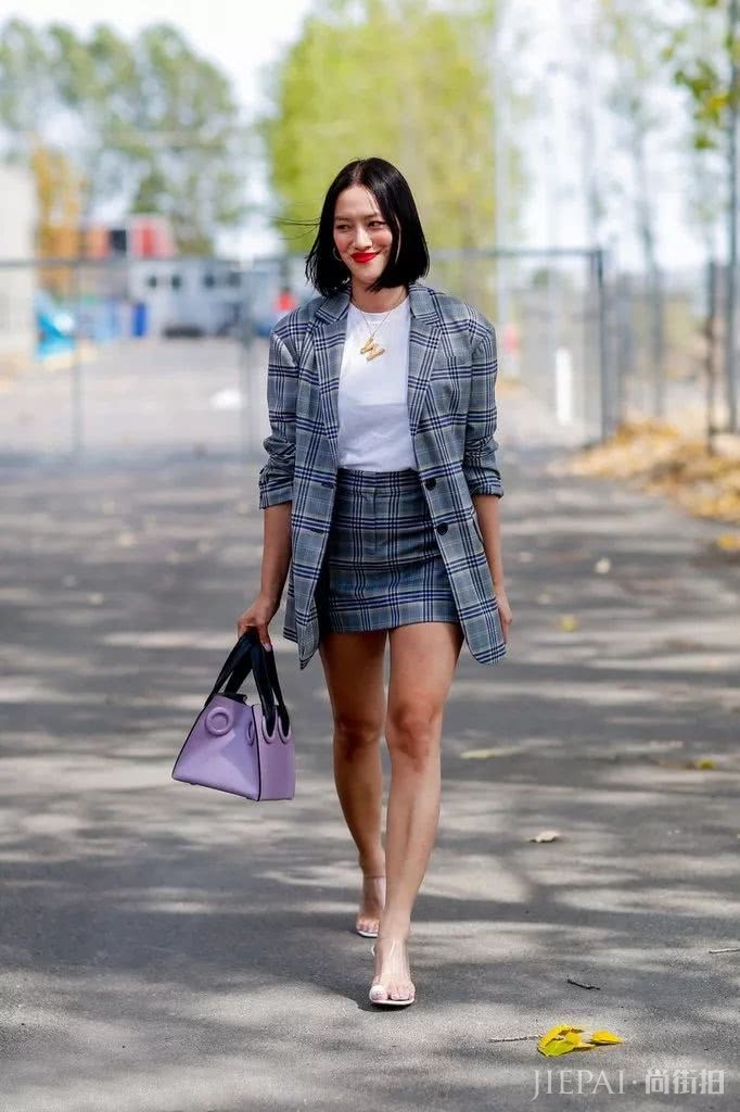 今年夏天流行把塑料穿在脚上,奚梦瑶同款要不了解下