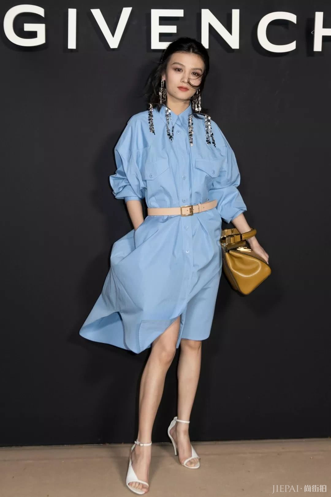 衬衫搭配大裙摆显高还显瘦,气质满分