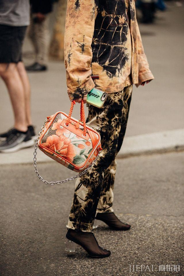 2020男装周场外街拍:女生穿男装,男人穿女装将是常态