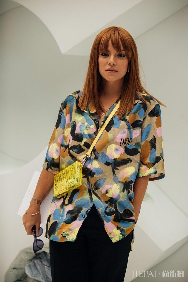 2020男装周场外街拍:女生穿男装,男人穿女装将是常态