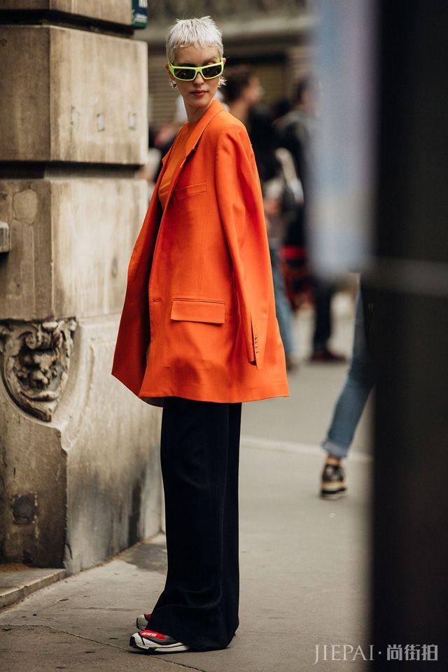 2020男装周场外街拍:女生穿男装,男人穿女装将是常态