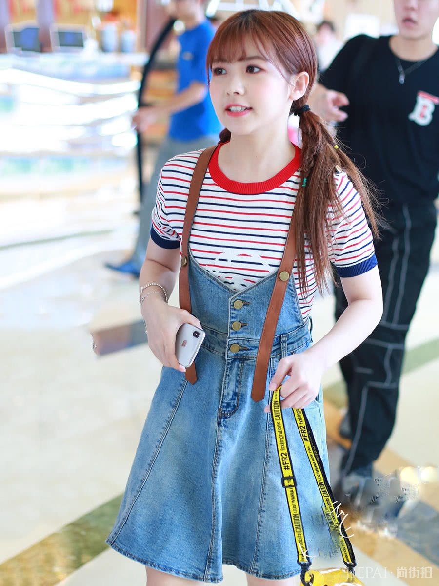 赖美云虽然只有153cm,但衣品了得,穿套装就能凹出大长腿