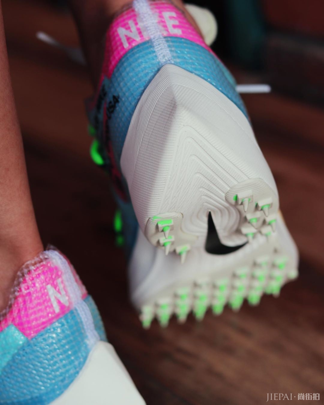 OFF-WHITE x NIKE Vapor Street最新上脚照片一览，鞋王定了？