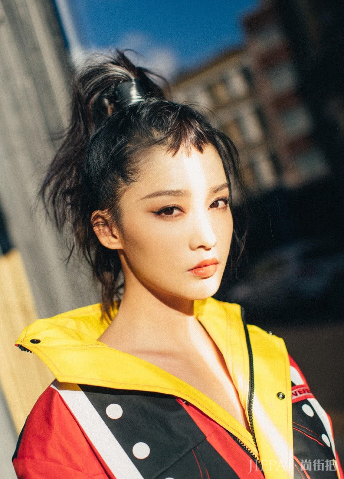 李沁现身伦敦男装周,一件撞色风衣和一个高扎马尾发型打扮得帅帅的