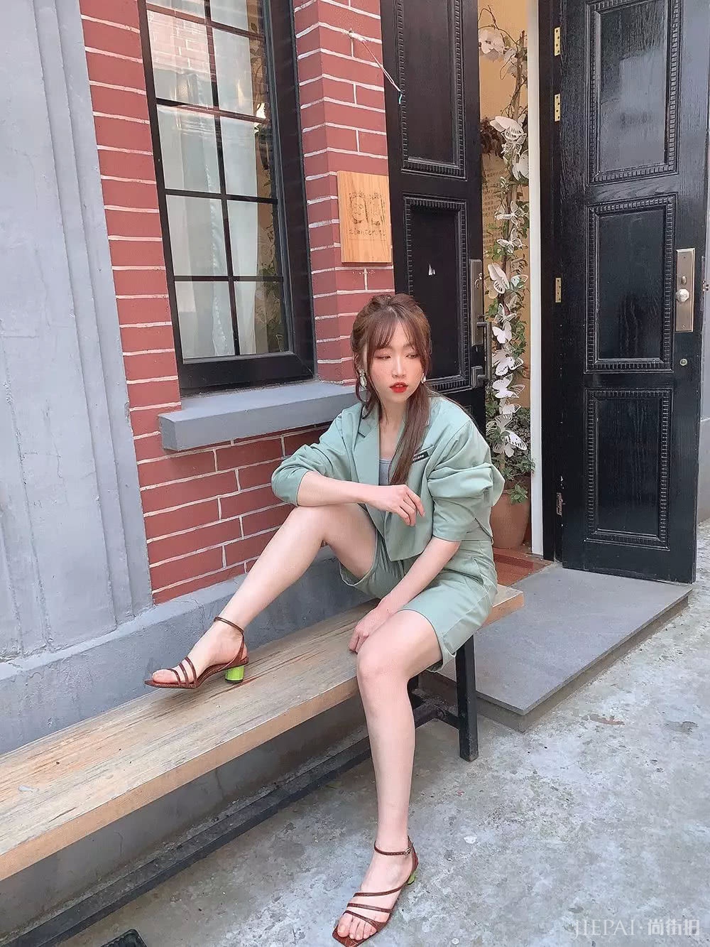 今年最火的细带凉鞋,怎么搭最好看都帮你们看好了