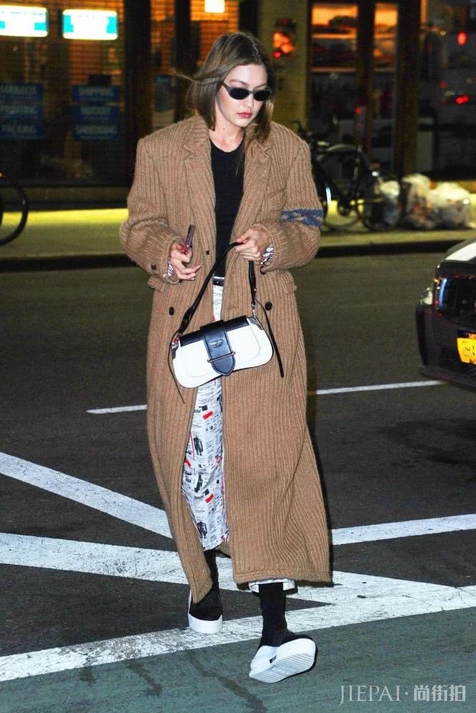 天气这么热,上街只缺一个腋下包了