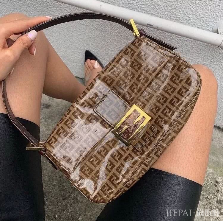 腰包2019年已经过时了，如今最火的It Bag是它！