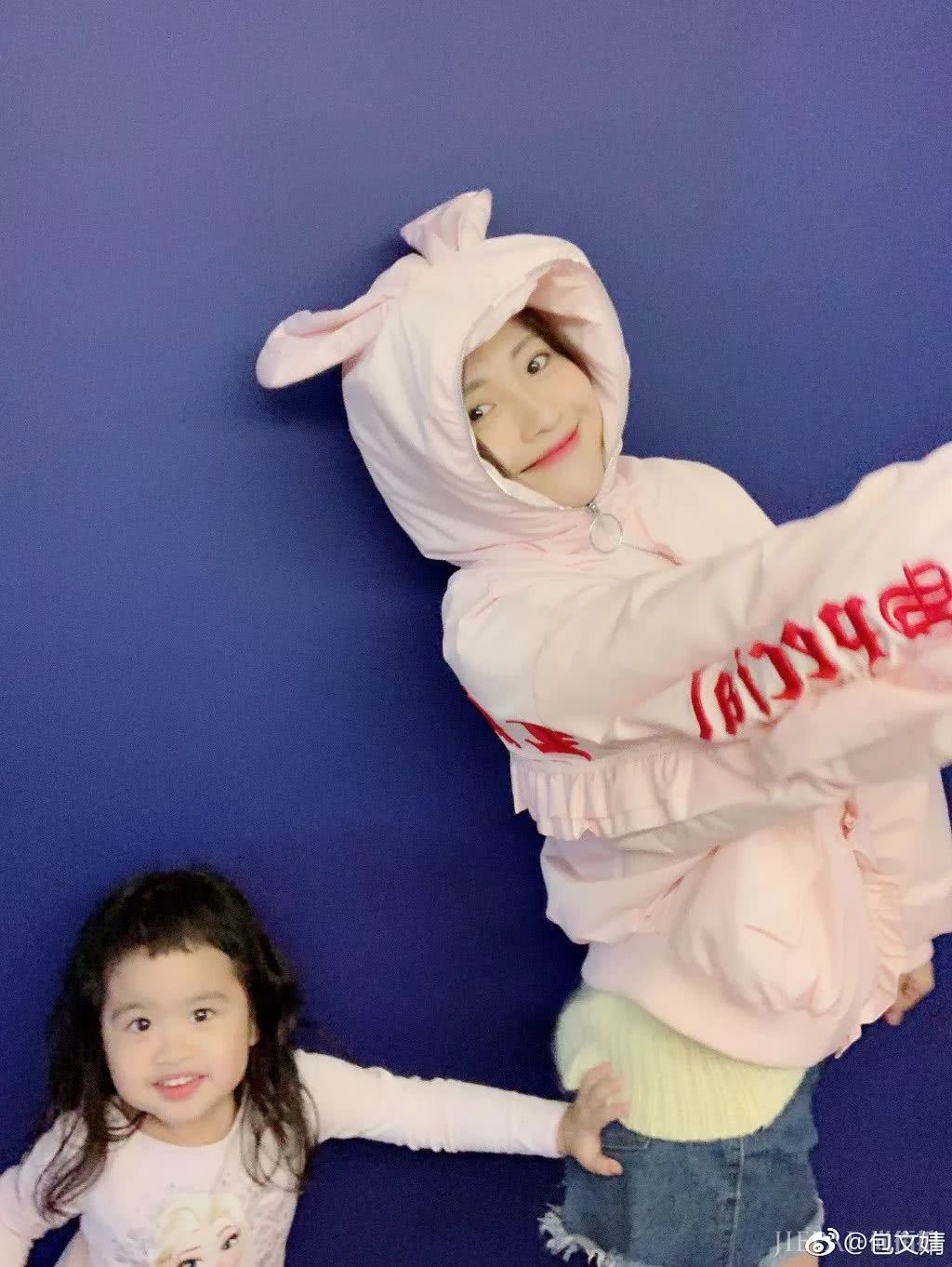 带娃出街这样穿，随手一拍就是杂志大片