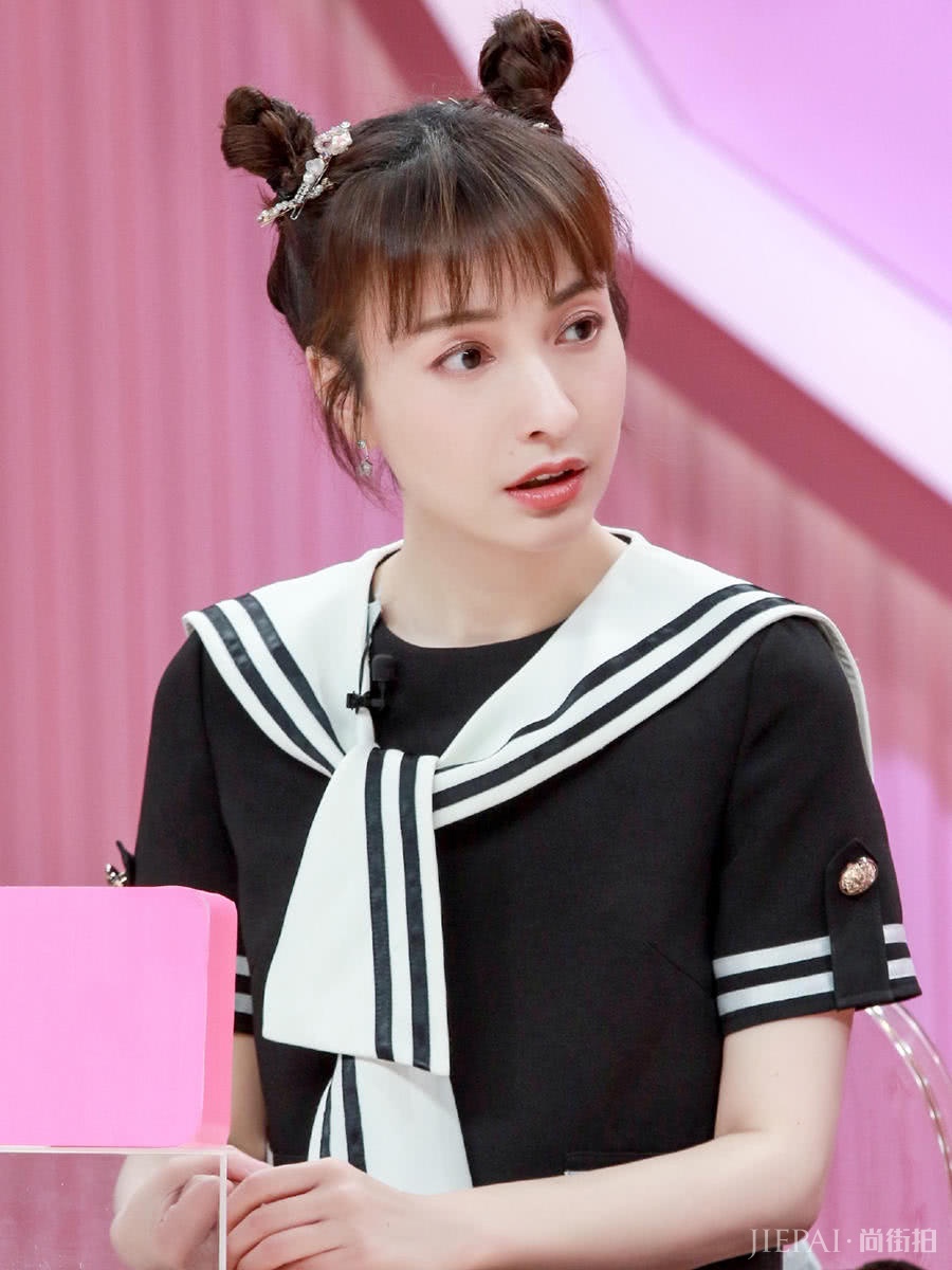 吴昕穿海军服梳双丸子头挑战少女风,越穿越年轻