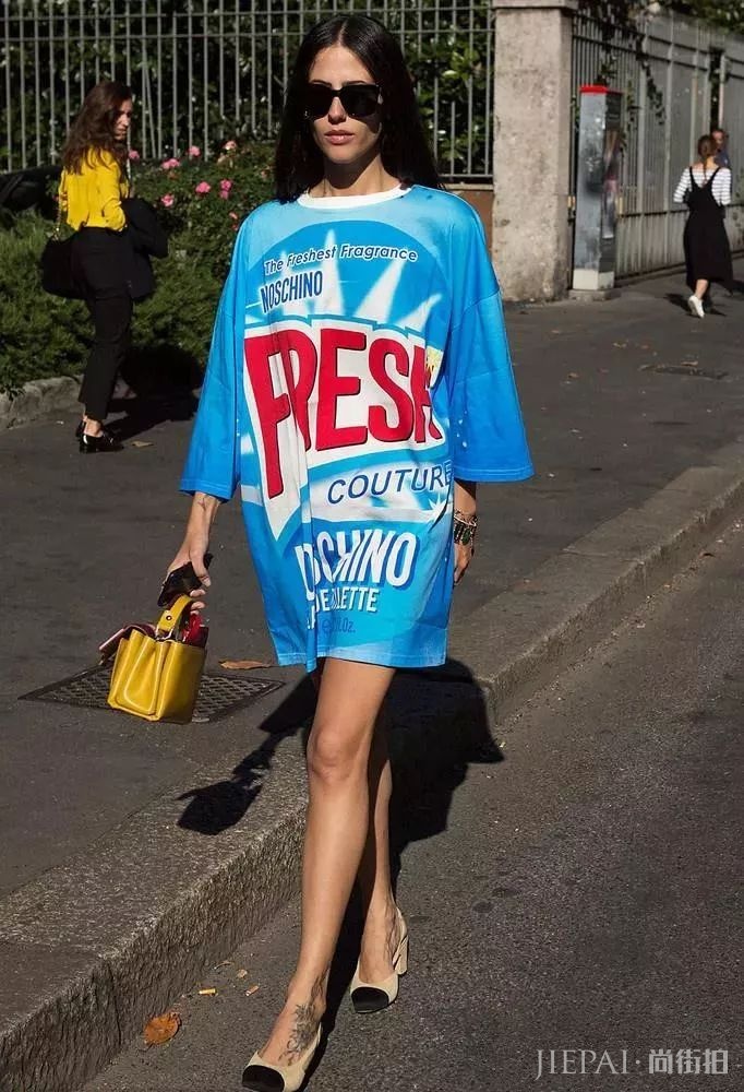 欧美街拍 今年夏天T恤这样穿又时尚还好看