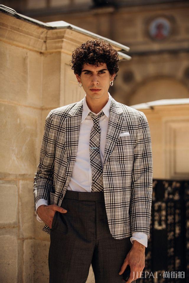 2020男装周场外街拍:女生穿男装,男人穿女装将是常态