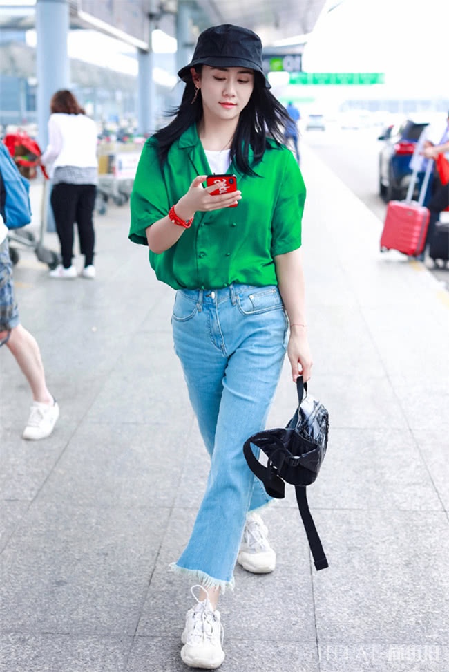 夏季职场穿搭技巧：学马思纯衬衫搭配牛仔裤就对了