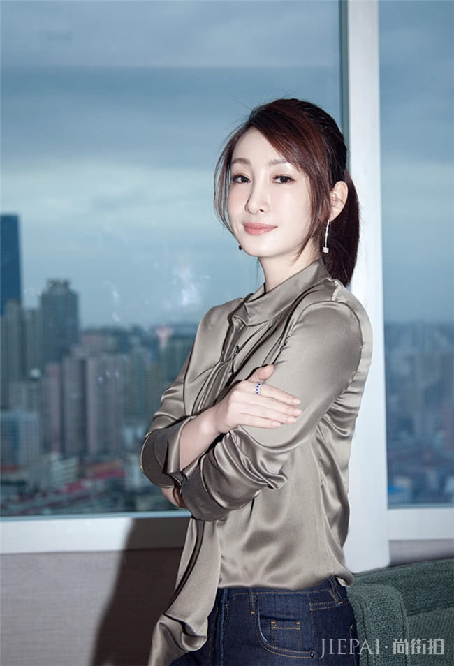 女人味十足的真丝衬衫,戚薇和李宣美穿同款,你pick谁?