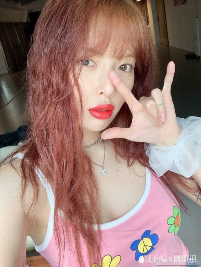 金泫雅连小女孩的衣服也要穿？这次的分享私服太赞了