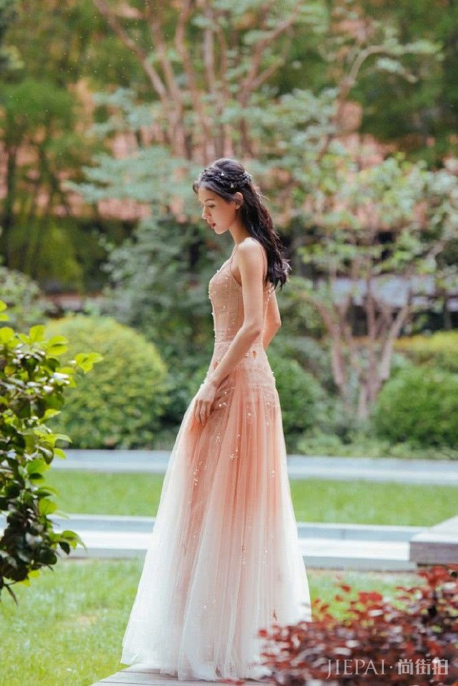 张予曦白礼服裙实力诠释东方美,这才是网红逆袭的典范