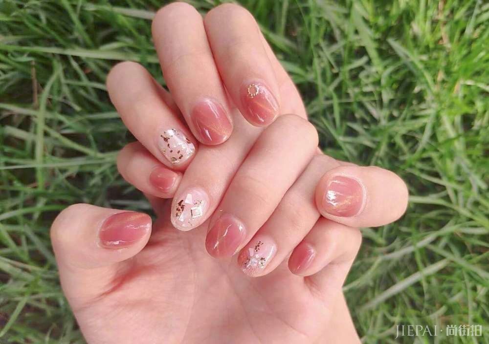 夏天除了穿搭还能怎么美?9种美甲让你美到指尖,清爽干净的感觉