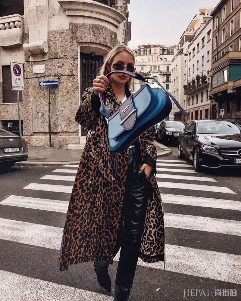 天气这么热,上街只缺一个腋下包了