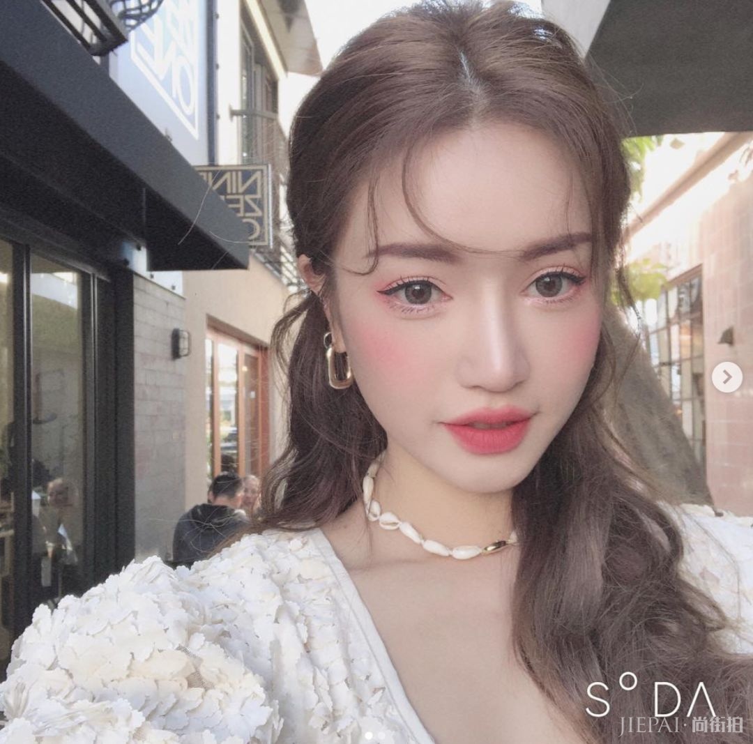 她是四小花旦里唯一没动过脸的,那比镰刀还细的山根是P出来的吗?