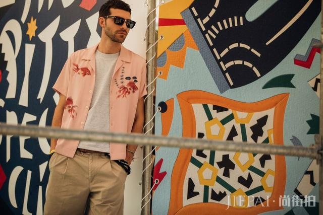 2020男装周场外街拍:女生穿男装,男人穿女装将是常态