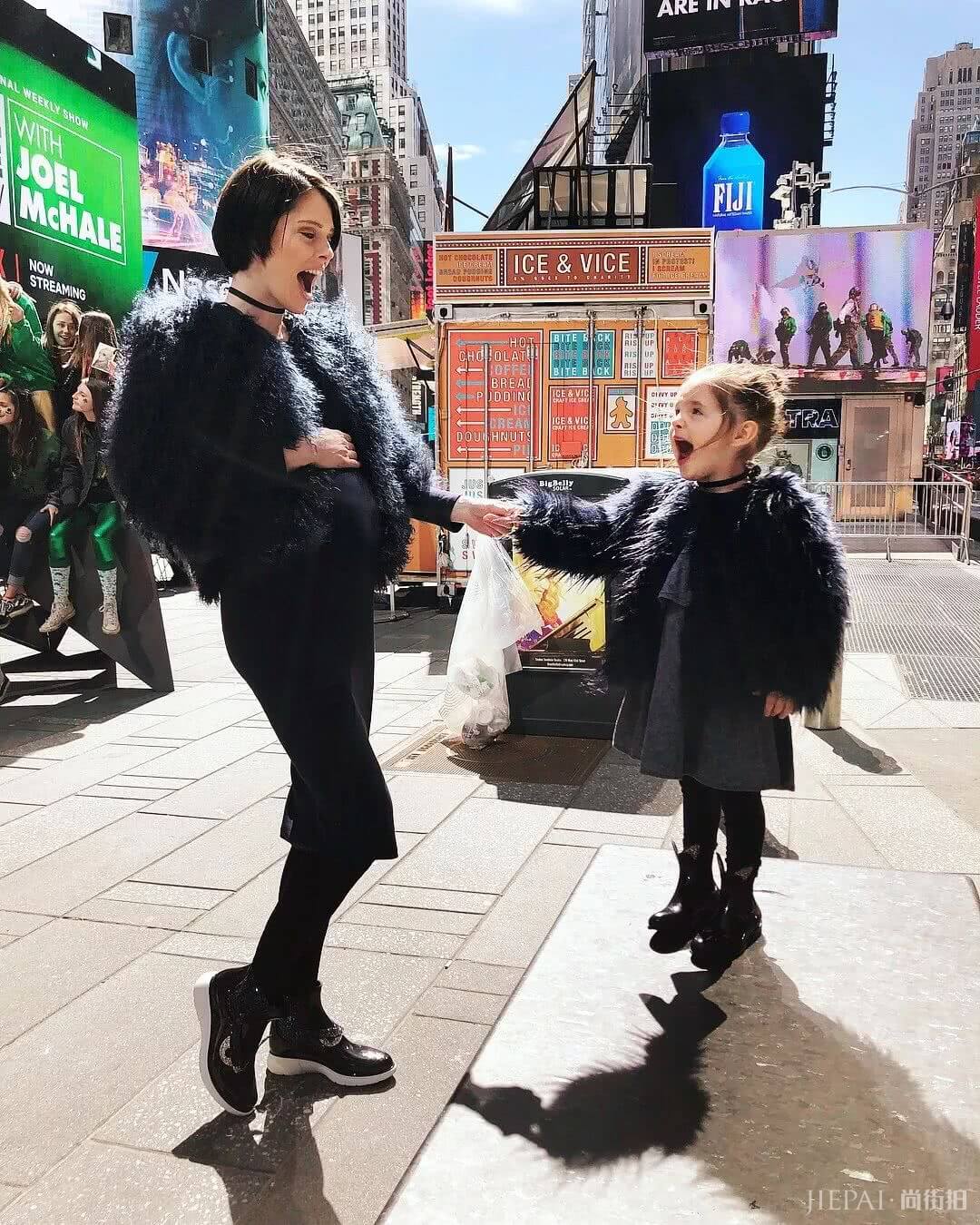 带娃出街这样穿，随手一拍就是杂志大片