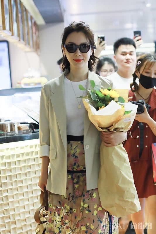 陈数穿刺绣纱裙成加分搭配!烂大街的淑女风搭配她照穿照样美