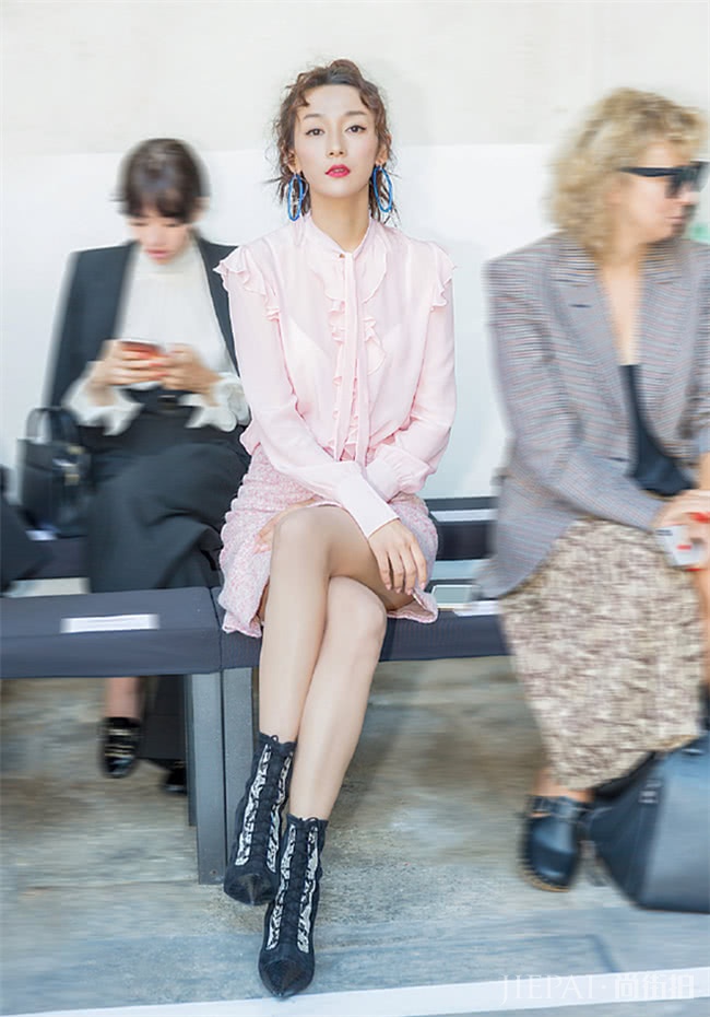 女人味十足的真丝衬衫,戚薇和李宣美穿同款,你pick谁?