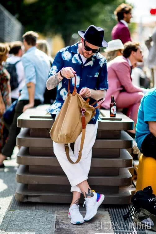 最新时尚风潮告诉你,衬衫都要穿花的