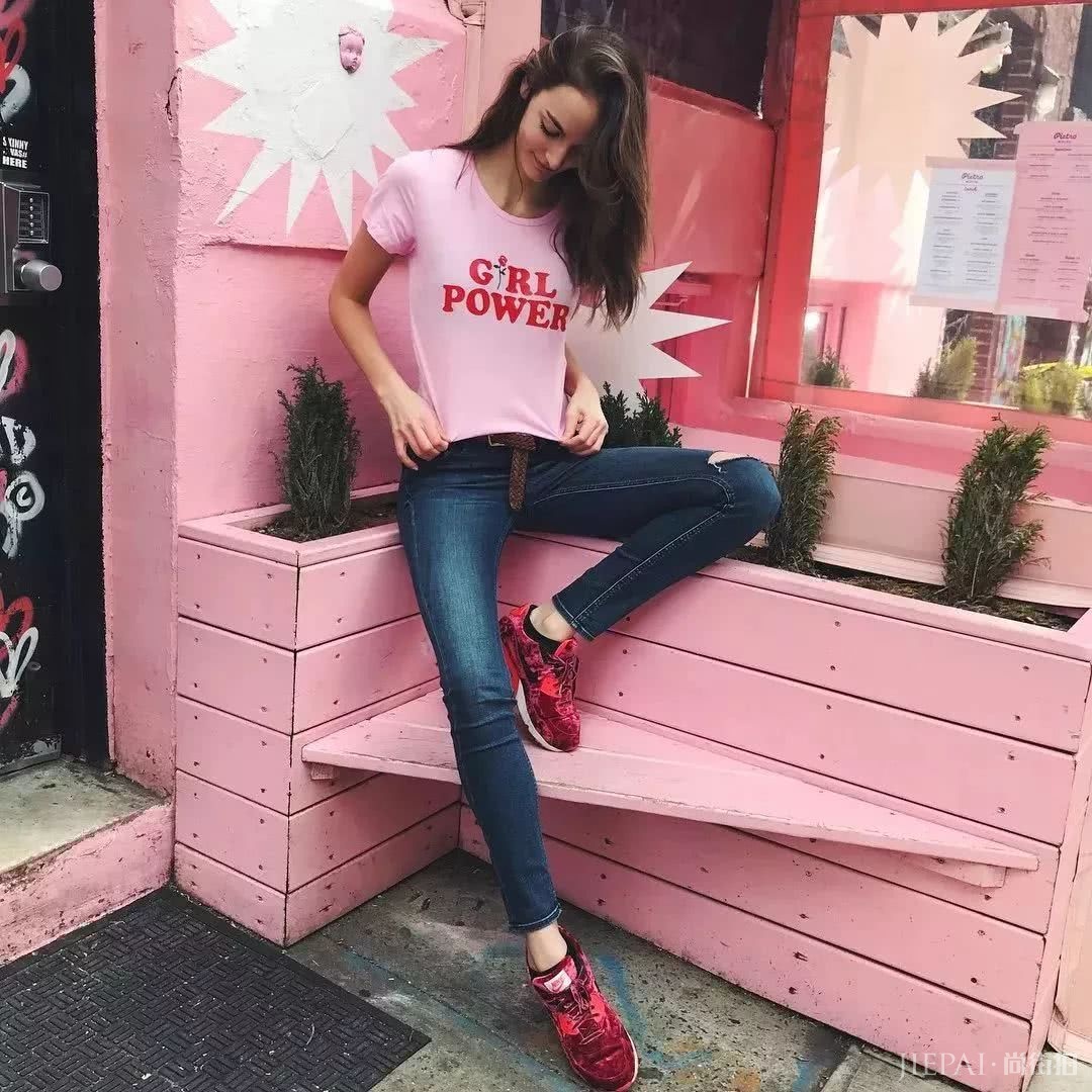 欧美街拍 今年夏天T恤这样穿又时尚还好看