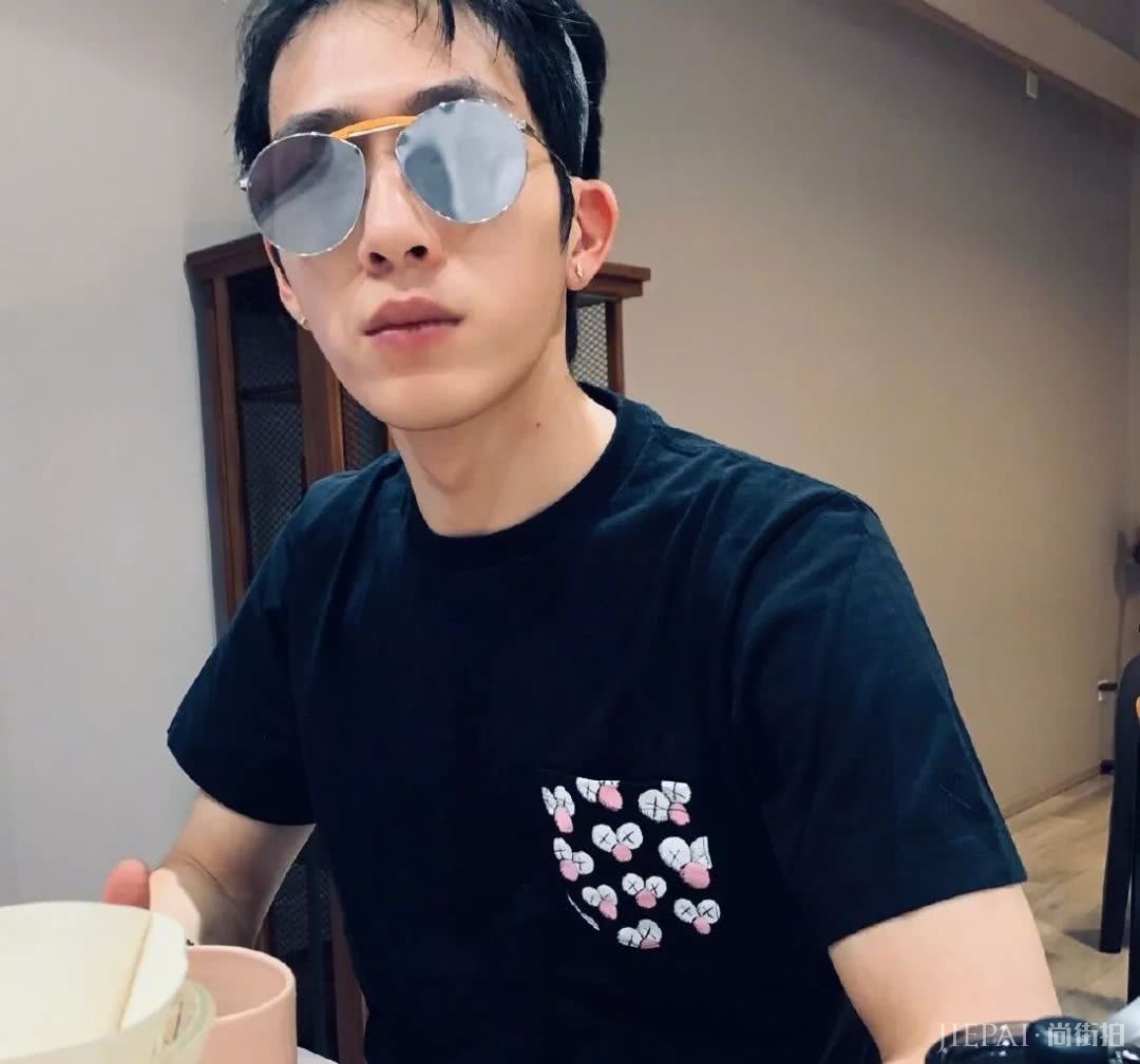 JENNIE、LISA都穿的这件内涵Tee,到底有多体面?