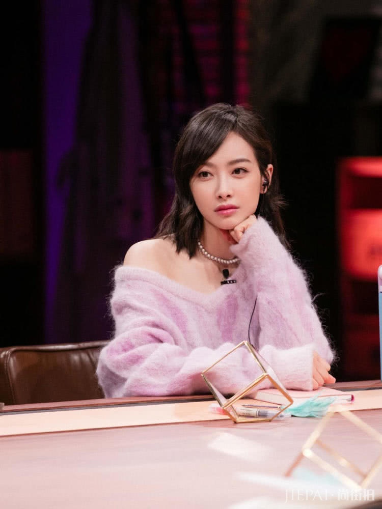 宋茜穿粉色毛衣搭配流苏裙,这样的搭配也太温柔了吧