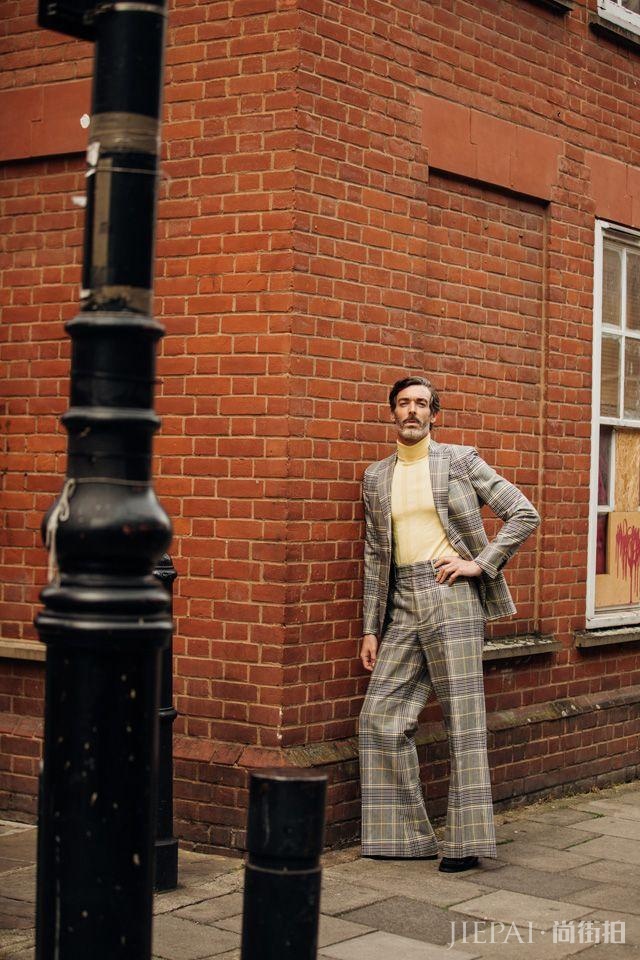 2020男装周场外街拍:女生穿男装,男人穿女装将是常态