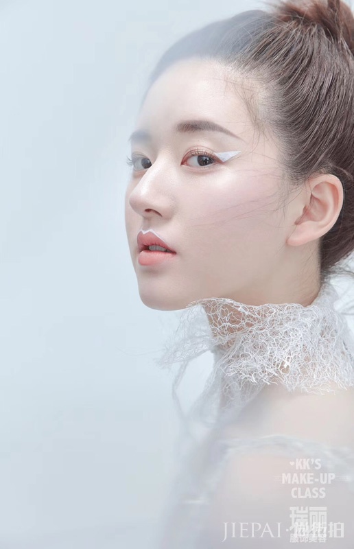 赵露思解锁杂志大片 纯白浪漫宛若芭蕾仙子