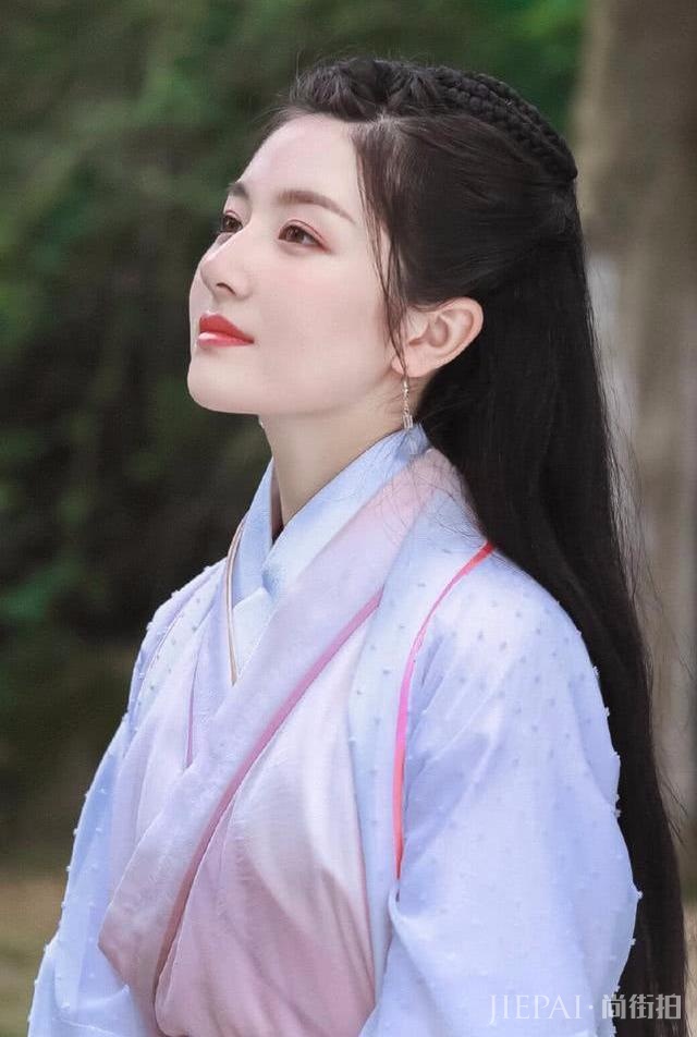 李兰迪小圆脸古装扮相,演出了大小姐的贵气感