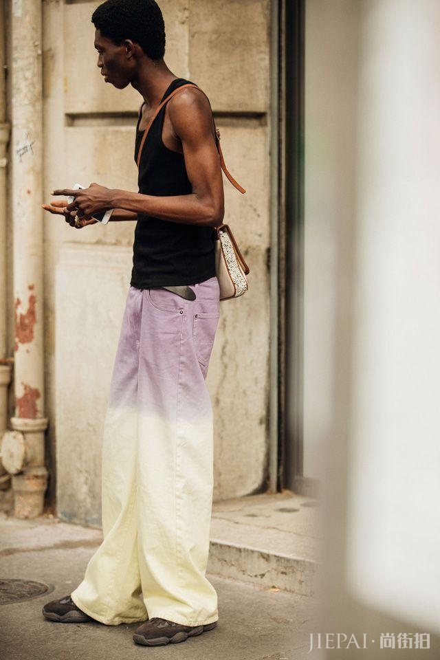 2020男装周场外街拍:女生穿男装,男人穿女装将是常态