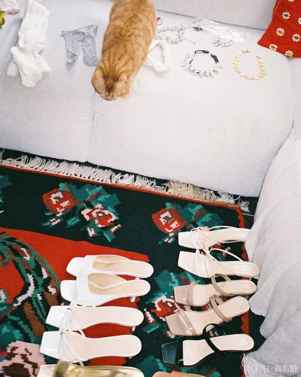 今年最火的细带凉鞋,怎么搭最好看都帮你们看好了