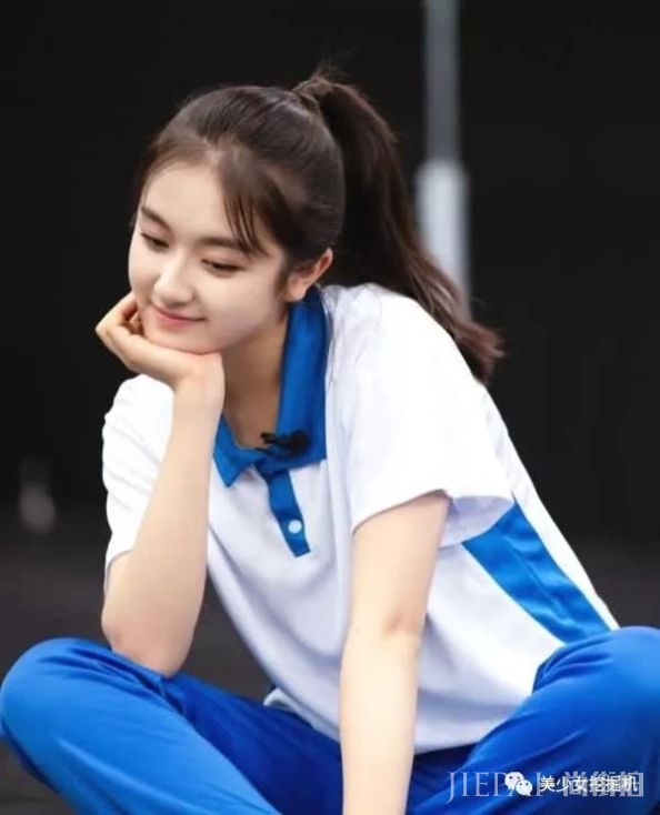 快30岁谭松韵靠丑哭的校服圈粉?百年前校服时尚又有民族特色