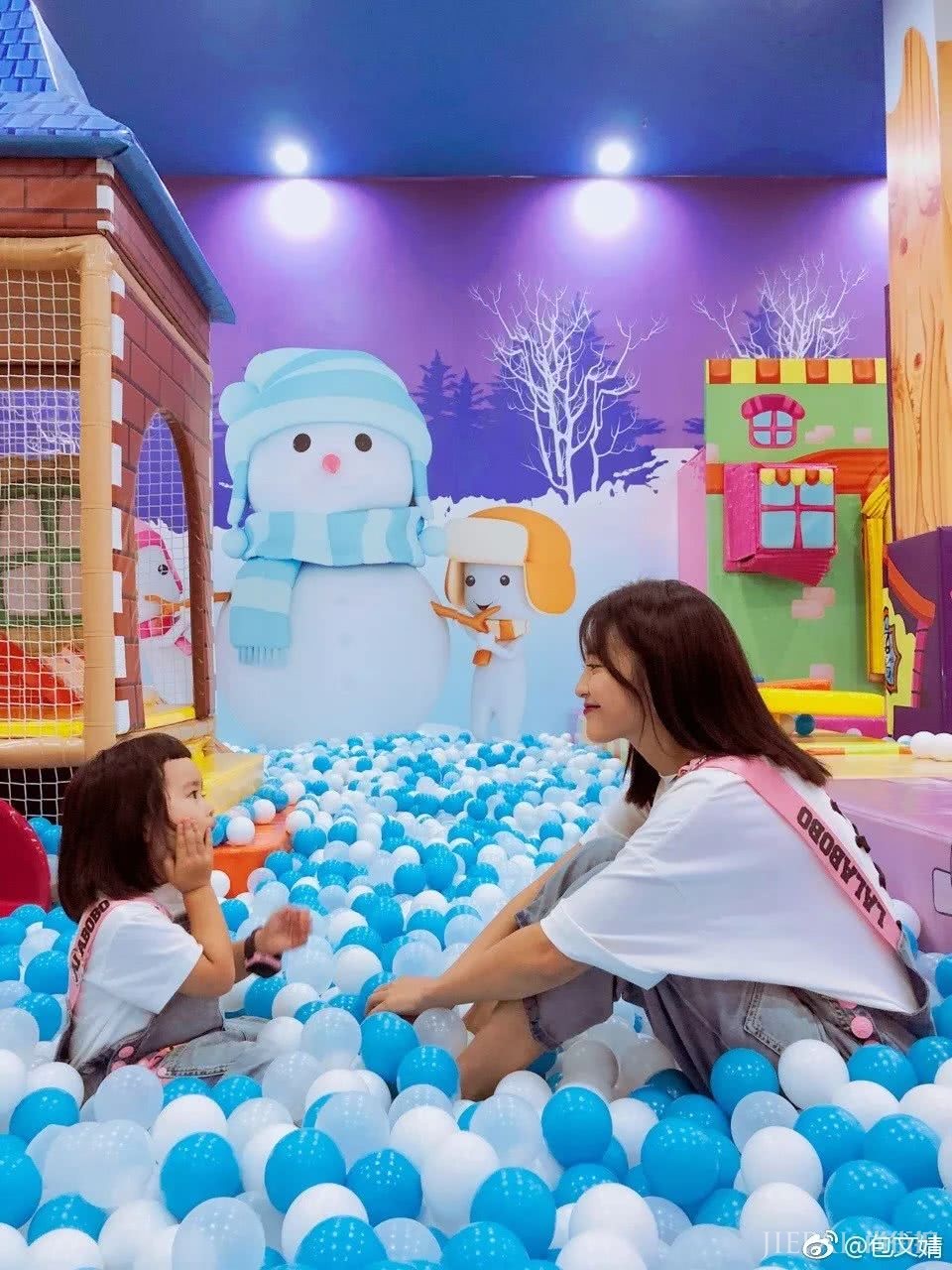 带娃出街这样穿，随手一拍就是杂志大片