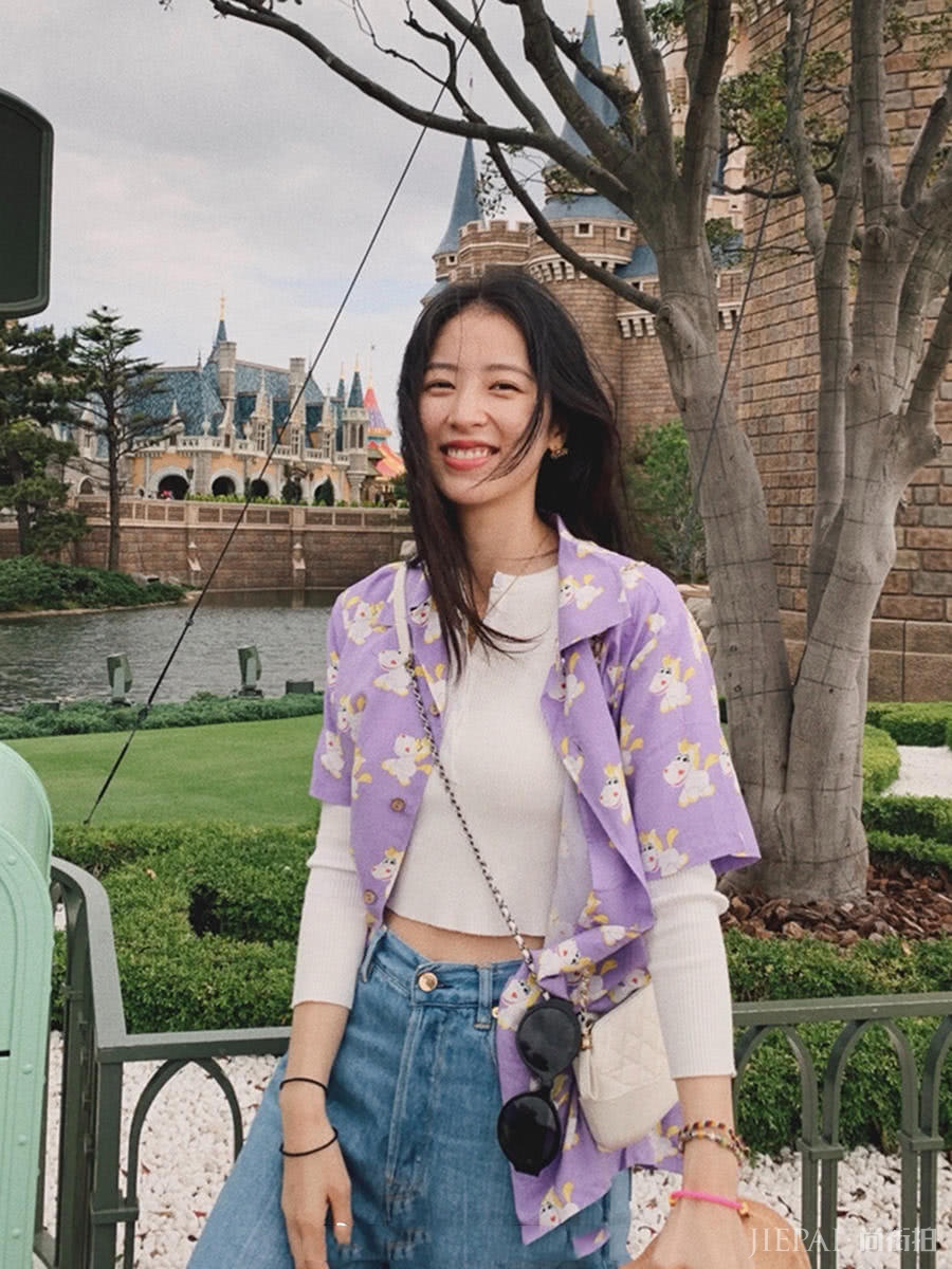 周雨彤晒游玩私服，叠穿紫色衬衫太美丽