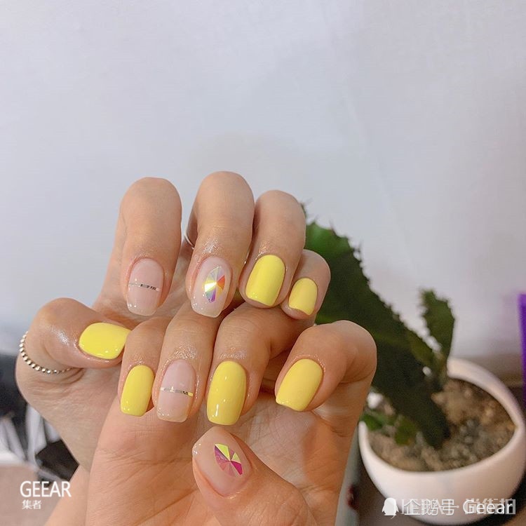 在Ins上爆红的美甲款式有这些!够胆挑战萤光色吗?