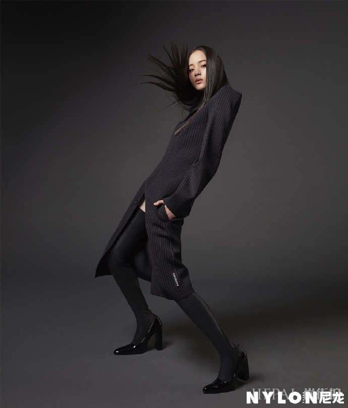 欧阳娜娜变黑长直秀少女曲线 气质冷艳性感