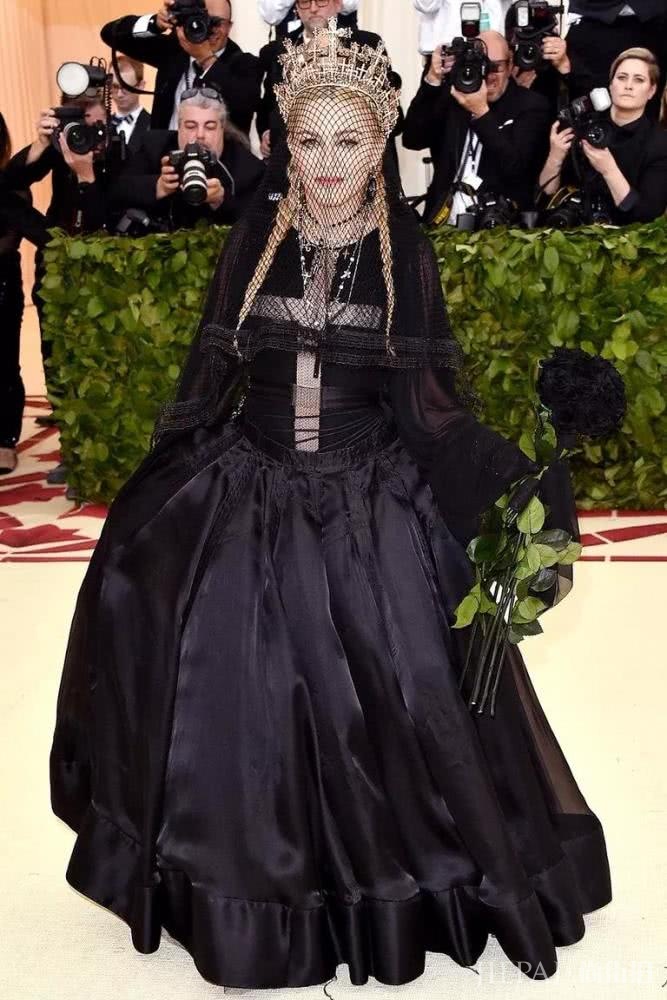 被吉尼斯认证的女歌手,新专辑横扫各大排行榜,61岁风情万种