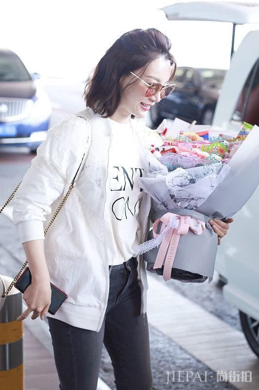 陈数穿刺绣纱裙成加分搭配!烂大街的淑女风搭配她照穿照样美