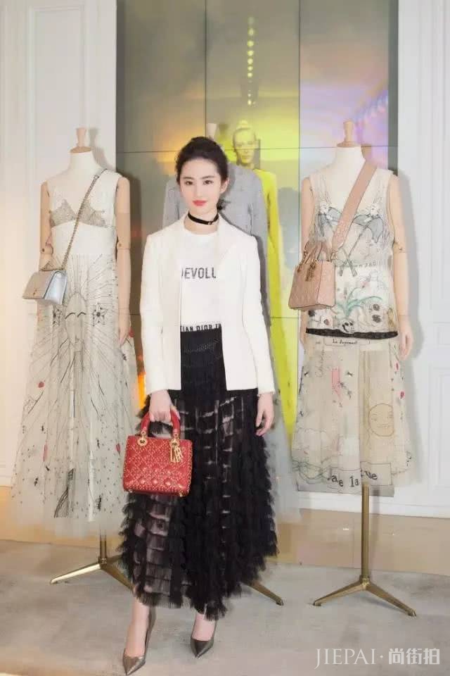 白T恤+小白鞋，搭配起来这么好看！