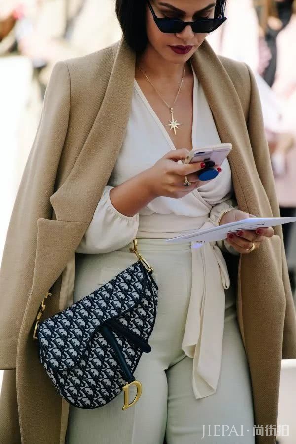 天气这么热,上街只缺一个腋下包了