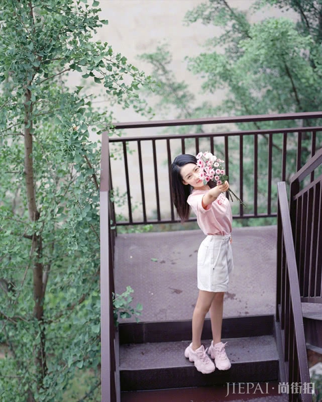 李沁晒夏季少女搭配，一件粉色短袖配白短裤，气质正好
