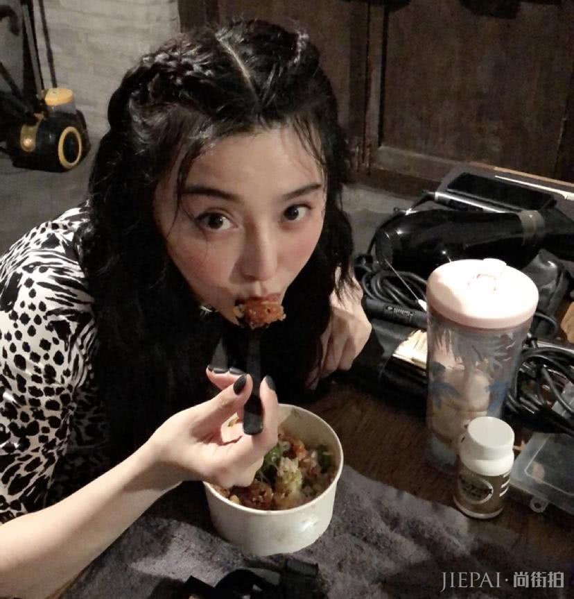 范冰冰影视时尚两开花强势复出，登韩国杂志封面妆容让人认不出