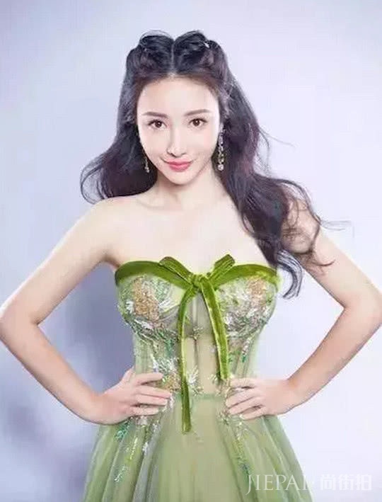 柳岩身材太好了,最近搭配这件衣服好身材不是吹的!