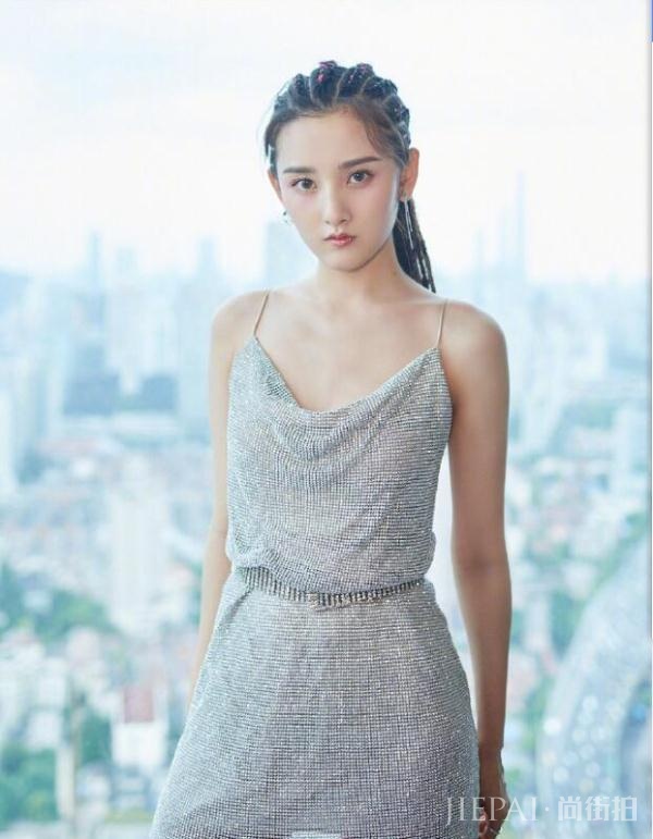 宋祖儿晒新穿搭,吊带裙搭配小脏辫时尚又好看