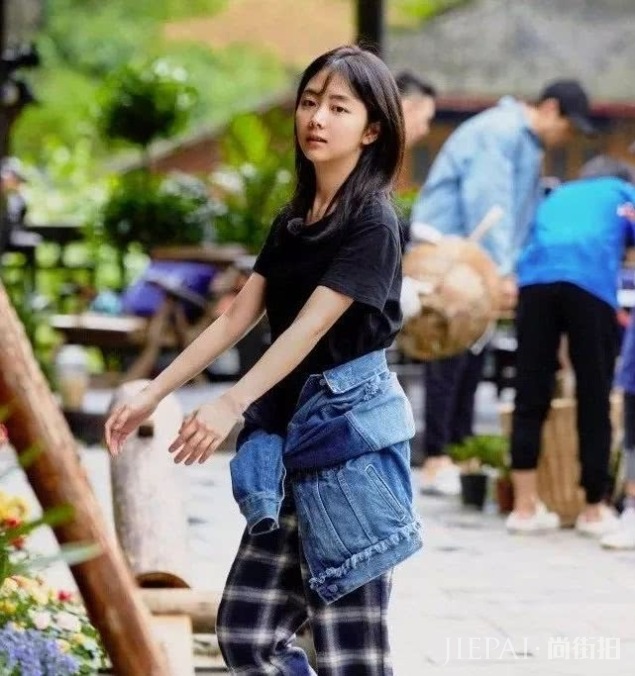 快30岁谭松韵靠丑哭的校服圈粉?百年前校服时尚又有民族特色